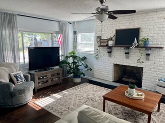 Building Photo - Discover the Allure of this Charming, Downtown 3 bedroom/2 Bath!