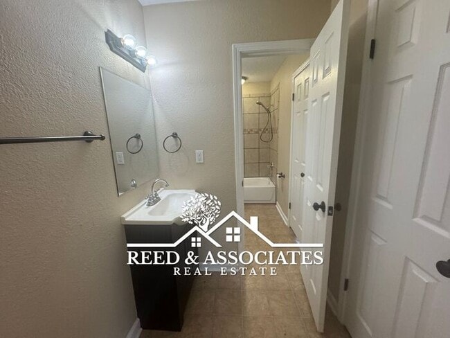 Building Photo - 2 Bedroom Townhome in Southeast Area