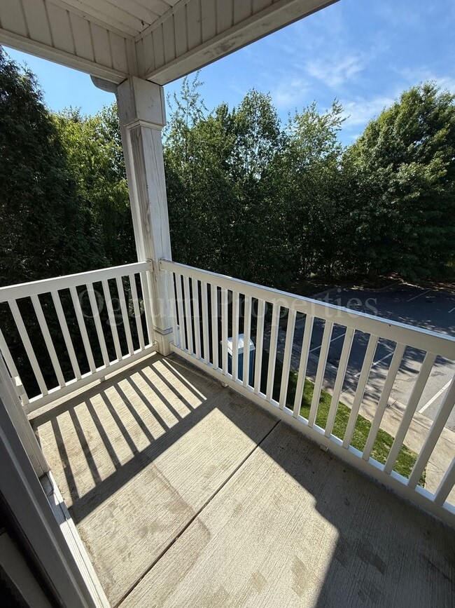 Building Photo - 2BR/2BA Condo, Convenient to University Pkwy & Hwy 52