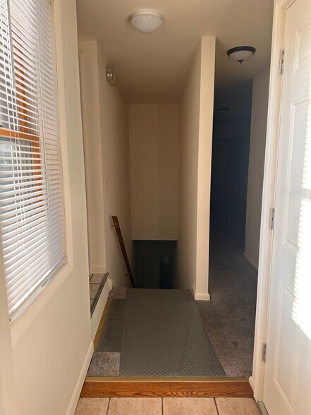 Building Photo - 12 Maple Pl