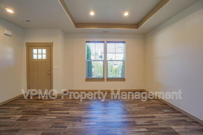 Building Photo - 13801 NE 33rd Cir