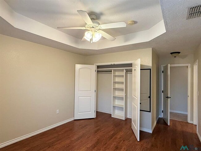 Building Photo - 1347 Oakwood Cir