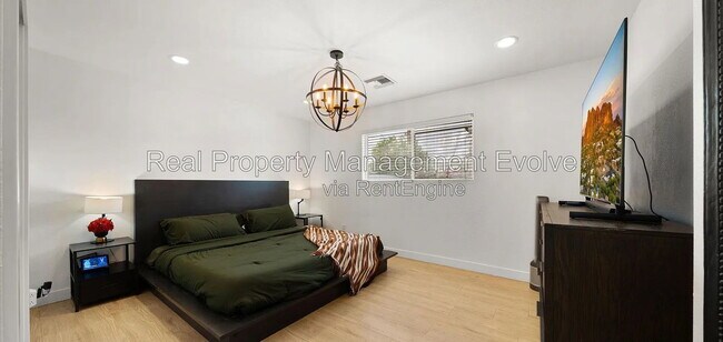 Building Photo - 8631 E Jackrabbit Rd