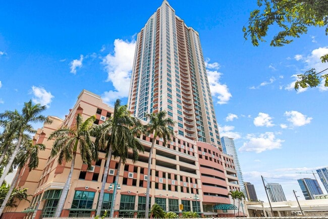 Building Photo - Beautiful Honolulu views from this bright ...