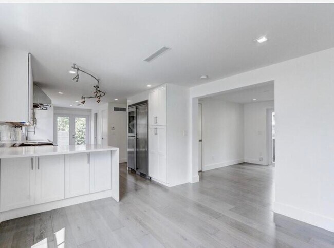 Building Photo - 833 Ardmore Rd