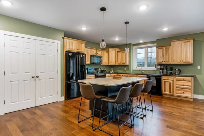 Building Photo - 4 Bedroom in Waterbury, VT Available on 7/1 (Furnished + Utilities included)