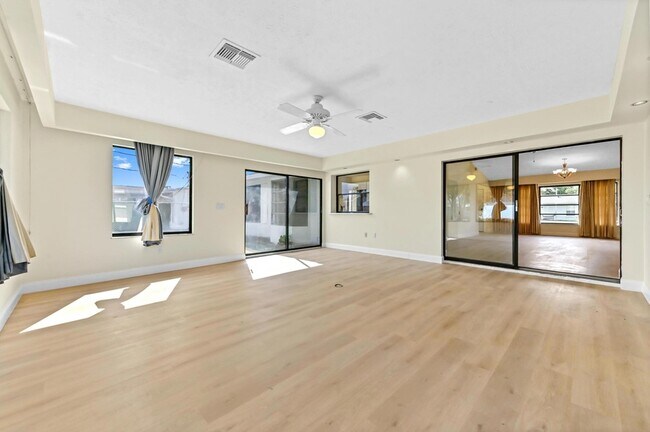 Building Photo - 571 SE Anchor Ln