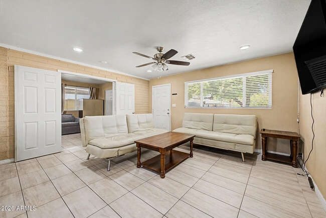 Building Photo - 515 E Vista Del Cerro Dr