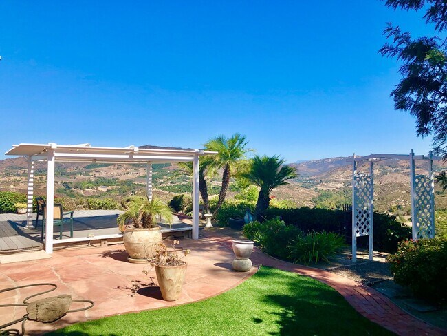 Building Photo - Beautiful Custom Home in Fallbrook, just m...
