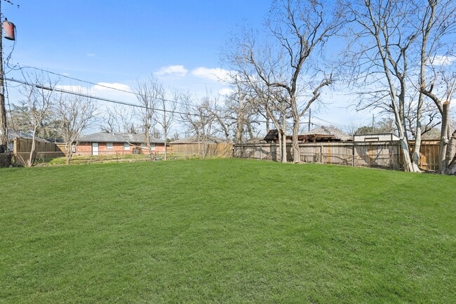 Building Photo - 8829 Woodlyn Rd