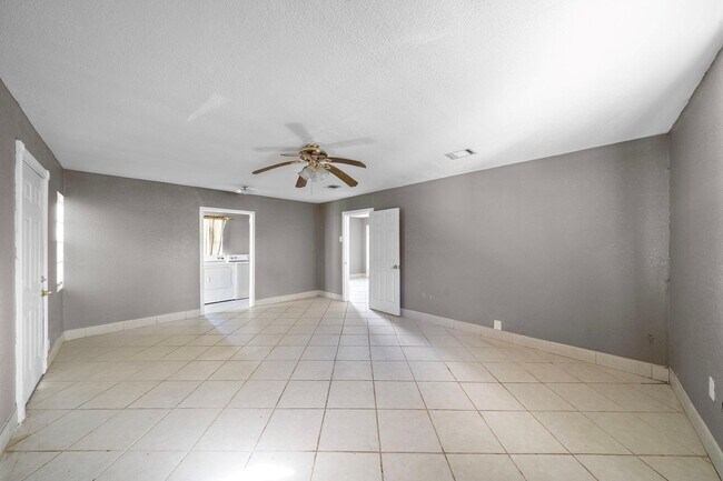 Building Photo - 128 Kress St