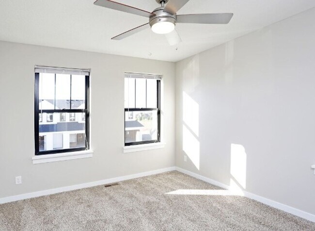 Building Photo - Cove at Prairie Trail Townhomes - Prairie View Interior Unit