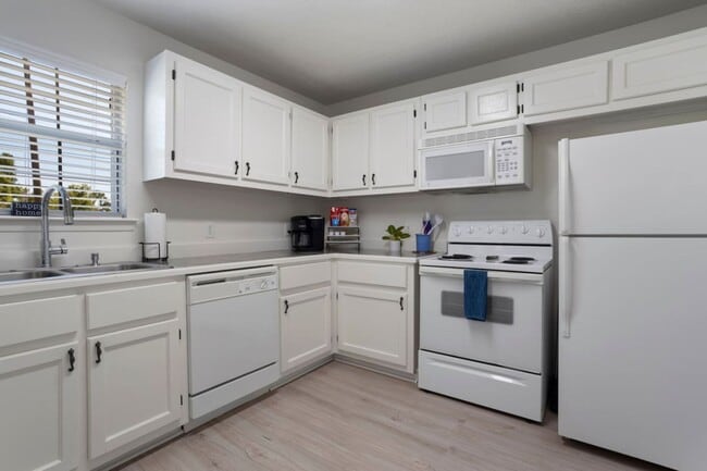 Building Photo - Furnished Duplex