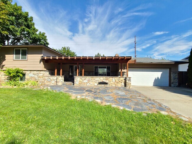 Building Photo - $2,400.00 - 4 Bed / 2 Bath Home in Upper South Hill with Large Backyard