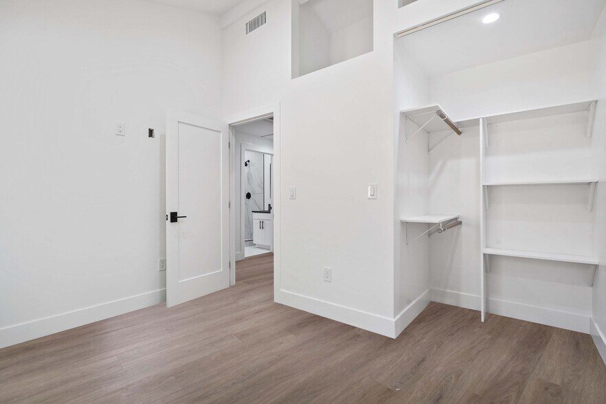 Building Photo - 7906 Oakdale Ave