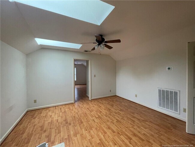 Building Photo - 596 E Lake Ridge Rd