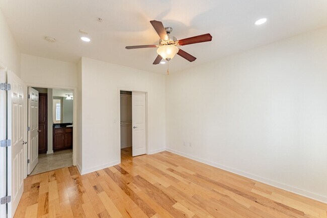 Building Photo - 910 W 25th St