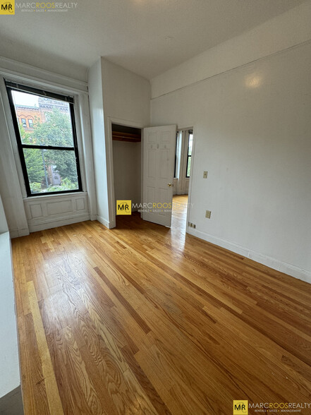 Building Photo - 587 Beacon St