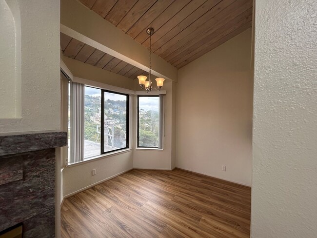 Building Photo - Large, 2 BR / 2 BA with Cathedral Ceilings, Washer and Dryer!