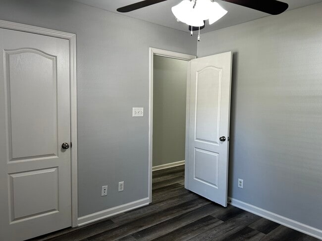 Building Photo - 210-210 Hidden Meadows Dr