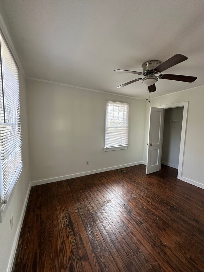 Building Photo - In town - 3 Bedroom, 1 bathroom house move-in ready