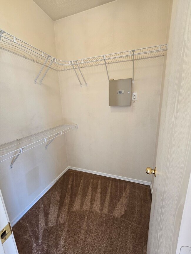 Building Photo - 4 bed, 2 bath home in Northern Meadows