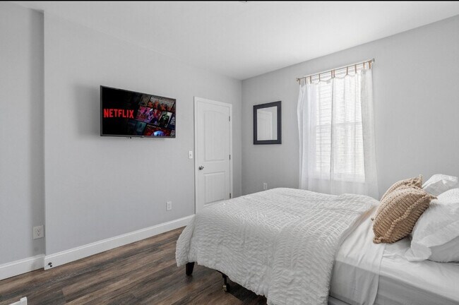 Building Photo - 346 Admiral St