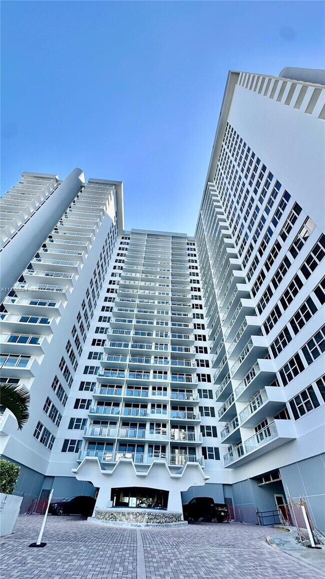 Building Photo - 2030 S Ocean Dr
