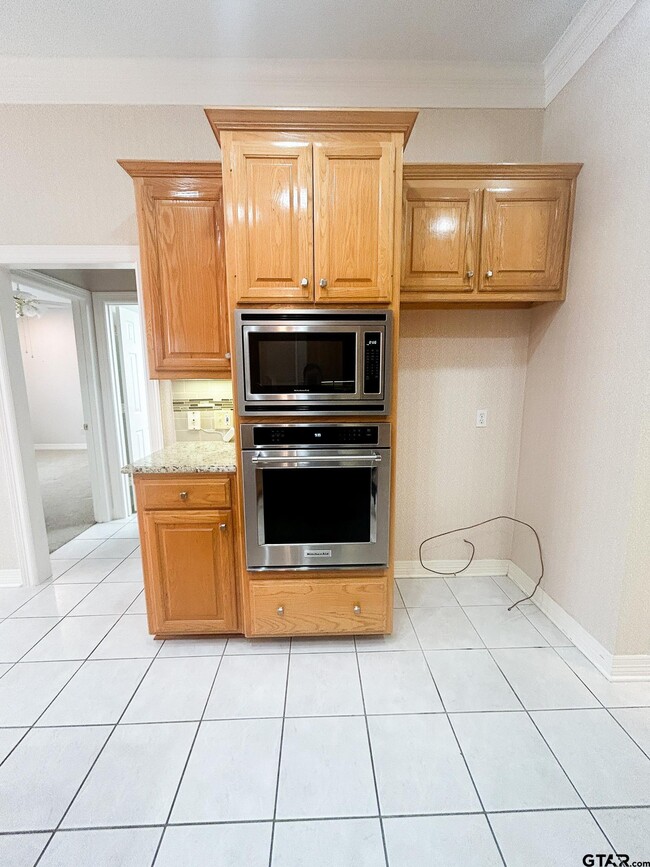 Building Photo - 704 Shiloh Ridge St