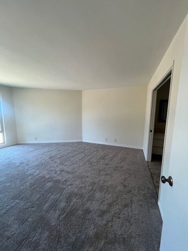 Building Photo - 3 Bedroom 2 Bath Condo in Beautiful La mes...