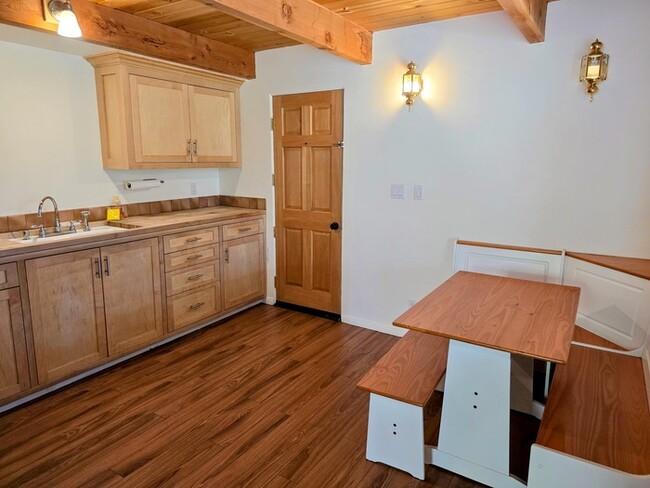 Building Photo - Charming 2 Bed / 1 Bath Cabin with Spa