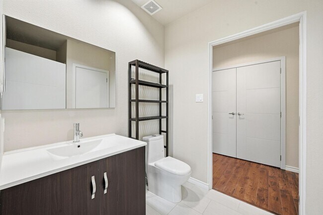 Building Photo - Beautiful Condo in Carrollton!