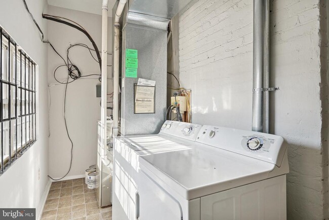 Building Photo - 1221 D St NE