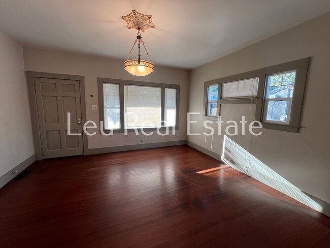 Building Photo - Charming 2-Bedroom Home with Classic Chara...