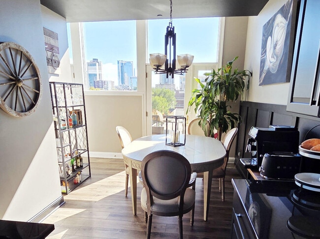 Building Photo - 1515 N Van Buren St