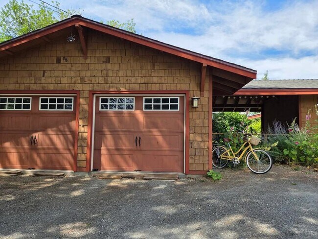 Building Photo - ***MOVE IN SPECIAL*** Adorable 2 bedroom h...