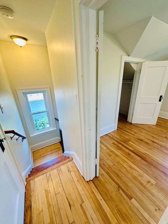 Building Photo - Newly Remodeled, Large 2 Bedroom Single Fa...