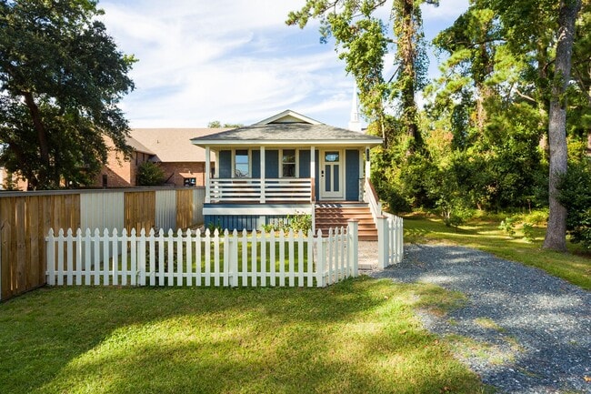 Building Photo - Adorable cottage for rent! Utilities included