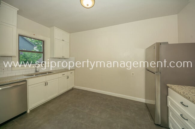 Building Photo - 902 S Oak Cliff Blvd