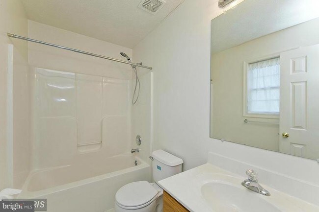 Building Photo - 121 Nature Dr