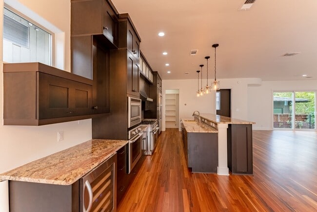 Building Photo - Gorgeous 4 bedroom, 5 bathroom House in Bouldin Creek!