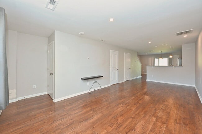 Building Photo - Minutes to Nashville! Stylish 2BR/2.5BA Goodlettsville Townhome