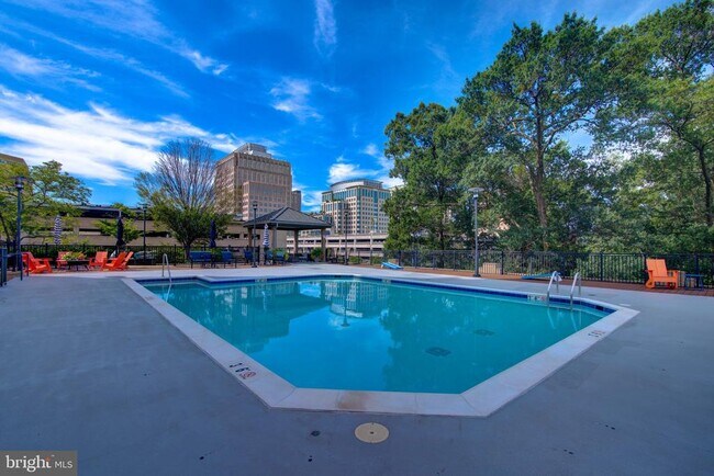 Building Photo - 1830 Fountain Dr