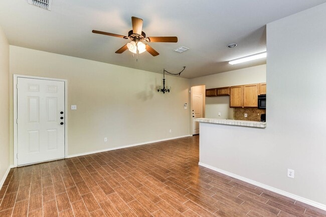 Building Photo - NICE 3 BEDROOM 2.5 BATH TOWNHOUSE LOCATED ...