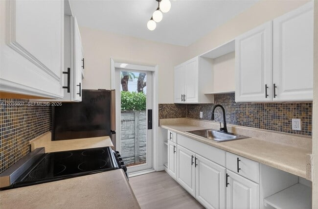 Building Photo - 428 Collins Ave