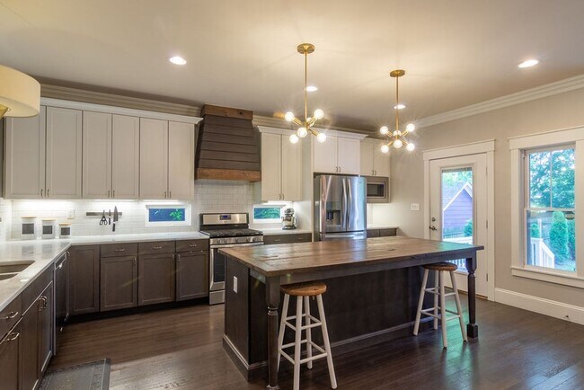 Building Photo - Great cottage house just off Ellington Pkwy-close to downtown!