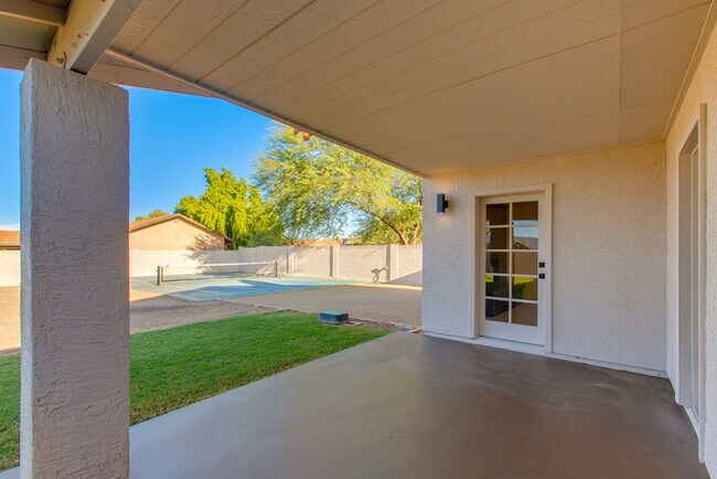 Building Photo - Beautiful 4 Bedroom, 3 Bath Home on an Oversized 18,000 Sq Ft Lot