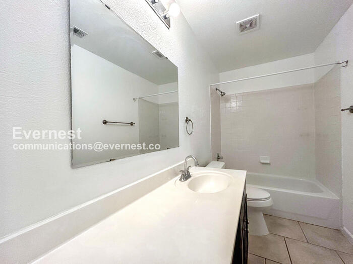 Building Photo - 1401 Balsam Way