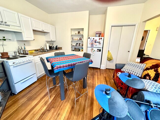 KITCHEN/LIVING ROOM - 606 Main St