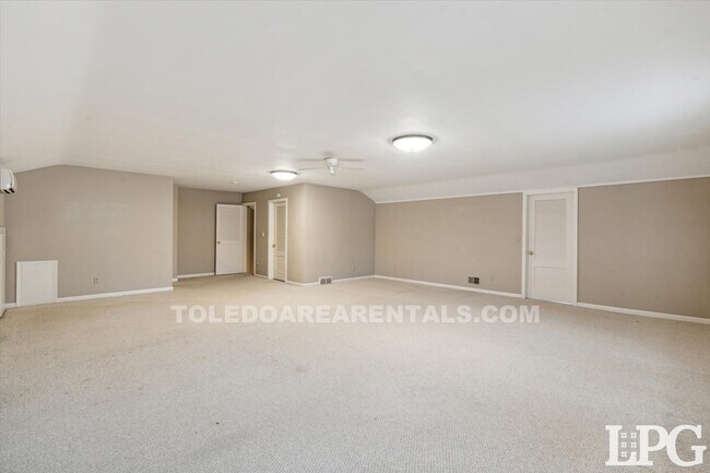 Building Photo - 3835 Hillandale Rd